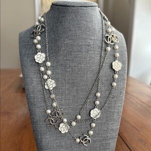 Elegant Chanel-like Silver and White Pearl Necklace